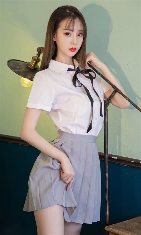 习近平同出席纪念大会的各国嘉宾登上天安门城楼